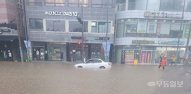17일 오후 전남대학교 정문에서 한 차량이 침수돼 멈춰 서 있다. 독자제공