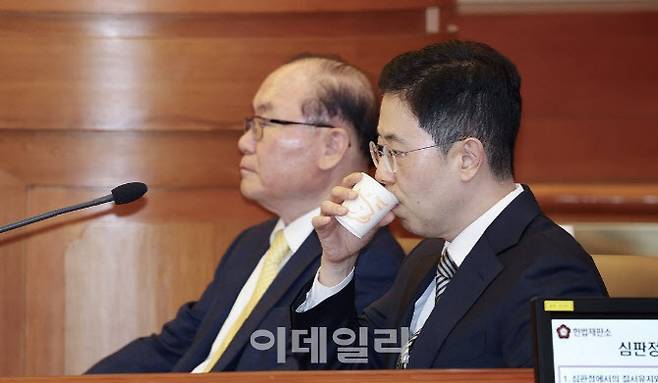 손준성 대구고검 차장(검사장)이 지난 5월 13일 서울 종로구 헌법재판소에서 열린 고발사주 의혹 탄핵심판 첫 정식 변론기일에 출석해 물 마시고 있다.(사진=연합뉴스)