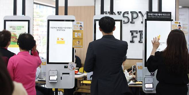 5월15일 서울 시내 한 음식점에서 손님들이 비현금 결제 키오스크를 이용하고 있다.(사진=뉴시스)