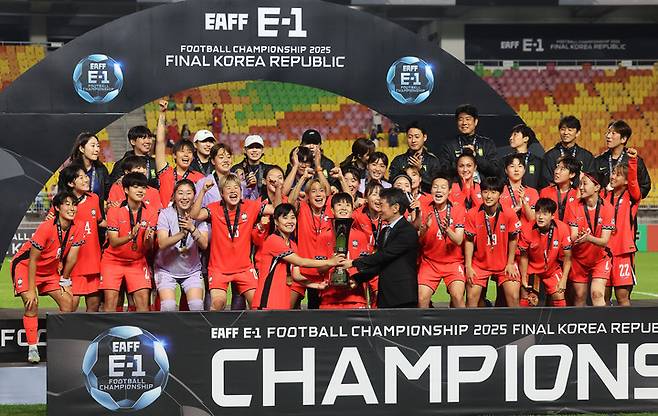 16일 경기도 용인미르스타디움에서 열린 2025 동아시아축구연맹(EAFF) E-1 풋볼 챔피언십(동아시안컵)에서 우승을 차지한 대한민국 여자 축구대표팀