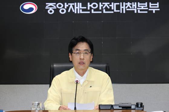 김민재 중앙재난안전대책본부장이 17일 호우 대처 제2차 관계기관 중앙재난안전대책본부 회의를 주재하고 있다. 〈사진=연합뉴스〉