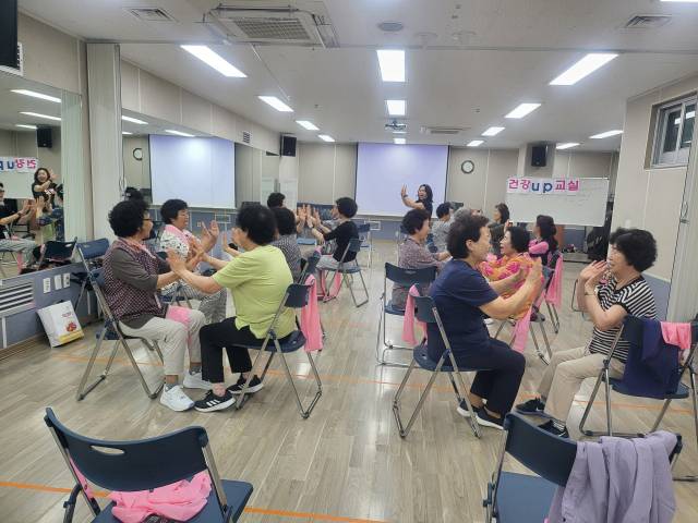 부산 전역 61곳 '하하(AHAH) 마을건강센터'에서 주민들은 다양한 건강업(UP) 프로그램을 이용할 수 있다. [사진=부산시]