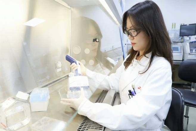 SK바이오사이언스 연구진이 면역증강제 활용 독감백신 개발을 위한 분석실험을 하고 있다. [사진=SK바이오사이언스]