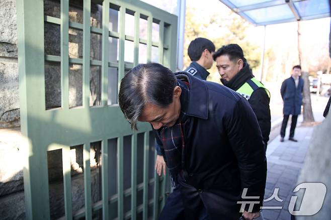 자녀 입시 비리와 청와대 감찰 무마 혐의로 대법원으로부터 징역 2년 실형을 확정 받은 조국 전 조국혁신당 대표가 2024년 12월 16일 오전 경기도 의왕시 서울 구치소로 수감되기 전 인사하고 있다. 사문서위조 및 행사, 업무방해, 청탁금지법 위반 등 혐의로 재판에 넘겨진 조 전 대표는 지난 14일 대법원으로부터 징역 2년과 600만원의 추징 명령을 선고한 원심판결을 확정 받았다. 조 전 대표의 만기 출소 예정일은 오는 2026년 12월 15일이다. 2024.12.16/뉴스1 ⓒ News1 이승배 기자