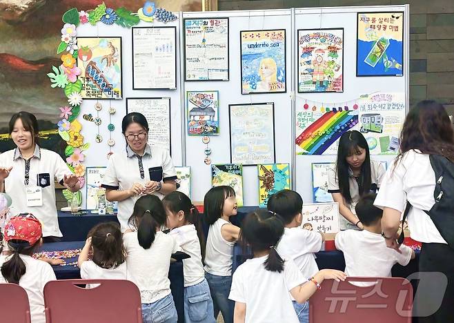 16일 '2025 제주국제환경플러스포럼'이 열리고 있는 제주 서귀포시 중문동 제주국제컨벤션센터에서 제주대학교사범대학부설중학교 학생들이 전시에 참여하고 있다. 2025.7.16/뉴스1 ⓒ News1 홍수영 기자