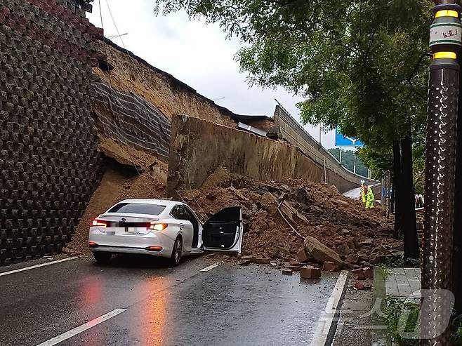16일 오후 경기 오산시 가장교차로 고가도로 옹벽이 무너져 소방관들이 매몰된 차량 구조작업을 하고 있다. (경기도소방재난본부 제공. 재판매 및 DB 금지) 2025.7.16/뉴스1 ⓒ News1 김기현 기자