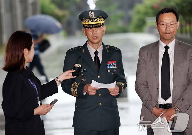 김용대 드론작전사령관이 17일 오전 서울 서초구 서울고등검찰청에 마련된 내란특검 사무실에 무인기 침투 의혹 등 외환 혐의 관련 조사를 받기 위해 출석하며 입장을 밝히고 있다. 2025.7.17/뉴스1 ⓒ News1 구윤성 기자