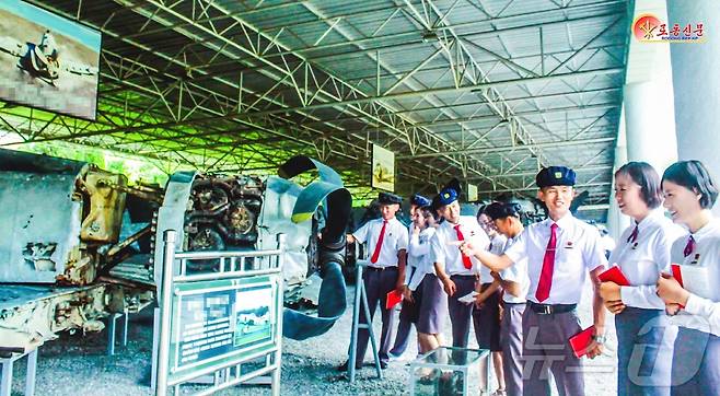 (평양 노동신문=뉴스1) = 북한 노동당 기관지 노동신문은 17일 조국해방전쟁(한국전쟁) 승리기념관에 새로 전시된 미군 비행기를 조명하며 미군에 "20세기 50년대의 뼈저린 교훈을 잊지말라 그리고 경거망동하지 말라"라고 경고했다. [국내에서만 사용가능. 재배포 금지. DB 금지. For Use Only in the Republic of Korea. Redistribution Prohibited] rodongphoto@news1.kr