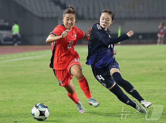13일 오후 경기 화성시 향남읍 화성종합경기타운에서 열린 2025 동아시아축구연맹(EAFF) E-1 챔피언십 여자부 대한민국과 일본의 경기, 대한민국 추효주가 후반 일본의 리코 요시다와 볼 경합을 하고 있다. 2025.7.13/뉴스1 ⓒ News1 김진환 기자