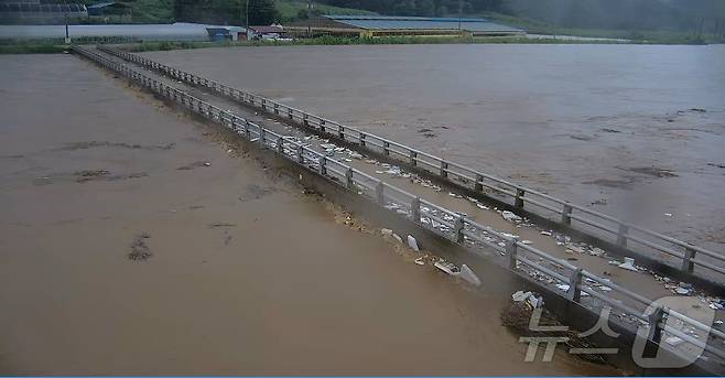 폭우에 잠긴 미호강 성재2교 (독자제공. 재판매 및 DB금지).2025.7.17/뉴스1