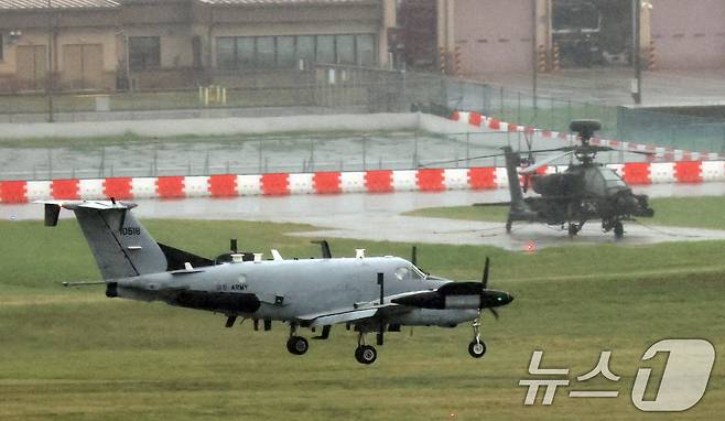 주한미군의 현재 규모를 유지하는 내용을 담은 2026회계연도(2025년 10월~2026년 9월) 미국 국방수권법안(NDAA)이 미 하원 군사위원회를 통과했다.  사진은 16일 오후 경기 평택시 팽성읍 주한미군기지 캠프 험프리스에 정찰기 RC-12X 가드레일이 착륙하고 있는 모습. 2025.7.16/뉴스1 ⓒ News1 김영운 기자