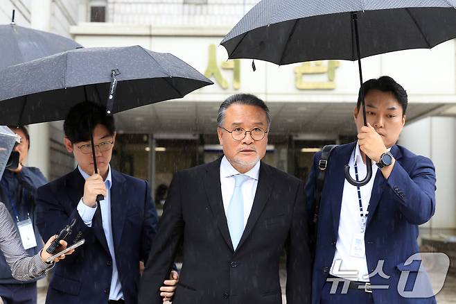 이일준 전 삼부토건 회장이 17일 오전 서울 서초동 서울중앙지방법원에서 열린 구속 전 피의자 심문(영장실질심사)을 받은 뒤 나와 차량으로 향하고 있다. 2025.7.17/뉴스1 ⓒ News1 박정호 기자