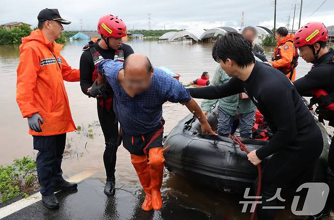 17일 충남 예산군 고덕면 용리에서 중앙119구조본부 충청강원 119특수구조대 대원들이 보트로 주민을 구조하고 있다. 2025.7.17/뉴스1 ⓒ News1 김기태 기자
