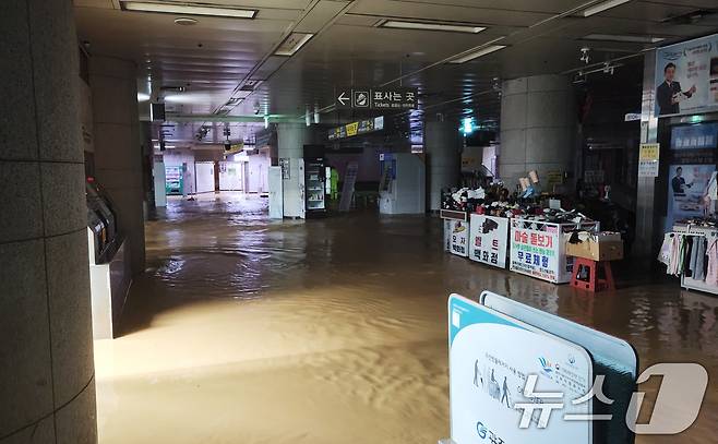 17일 시간당 77㎜가 넘는 '극한 호우'가 내리면서 광주 도시철도 1호선 상무역 역사 안이 침수돼 있다. 지하철 1호선은 상무역을 무정차 통과한다.(광주시 제공. 재판매 및 DB 금지) 2025.7.17/뉴스1 ⓒ News1