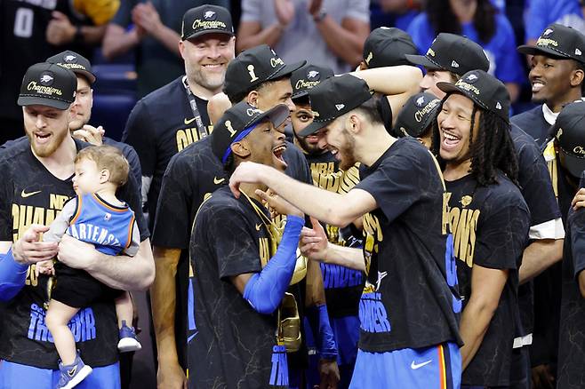 OKC SGA와 쳇 흠그렌이 파이널 우승 후 서로를 껴안고 있다. 사진 | Imagn Images 연합뉴스