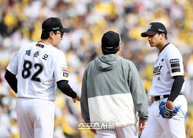 제춘모 코치가 KT 전 외인 쿠에바스와 이야기를 나누고 있다. 수원 | 최승섭기자 thunder@sportsseoul.com