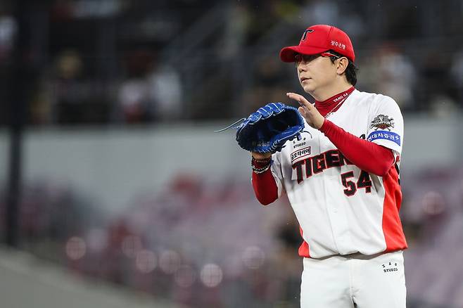 KIA 양현종이 3일 광주-기아 챔피언스 필드에서 열린 2025 KBO리그 SSG전에서 야수진에게 박수를 보내고 있다. 사진 | KIA 타이거즈