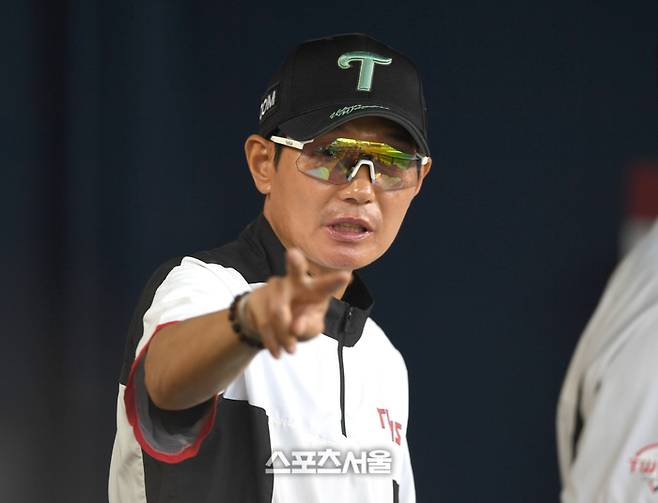 LG 염경엽 감독이 서울 잠실구장에서 열린 2025 KBO리그 NC와 경기 도중 타격지도를 하고 있다. 잠실 | 최승섭기자 thunder@sportsseoul.com