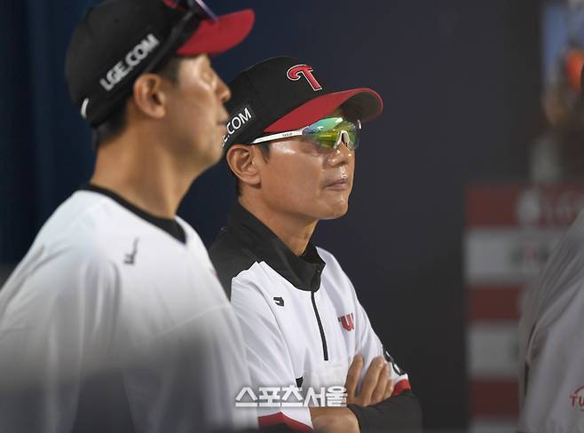 LG 염경엽 감독이 서울 잠실구장에서 열린 2025 KBO리그 SSG와 경기를 지켜보고 있다. 잠실 | 최승섭기자 thunder@sportsseoul.com