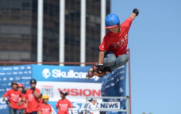 서울 송파구 올림픽공원에서 열린 '2017 레저스포츠 페스티벌'에서 어그레시브 인라인스케이트 대회에 참가한 어린이 선수들이 기량을 뽐내고 있다. /사진=뉴시스