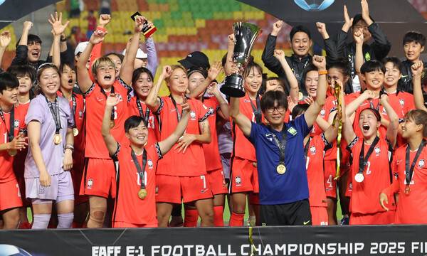 16일 수원월드컵경기장에서 열린 최종전에서 한국 여자축구대표님이 대만을 2-0으로 꺾고, 동아시아축구연맹(EAFF) E-1 챔피언십(동아시아컵)에서 20년 만에 우승 트로피를 들어올렸다. /사진=뉴시스