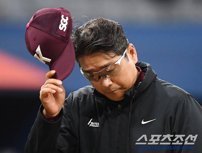 22일 서울 고척스카이돔에서 열린 두산-키움전. 키움이 5대4 진땀승을 거뒀다. 홍원기 감독이 팬들에게 인사하고 있다. 고척=정재근 기자 cjg@sportschosun.com/2025.4.22/