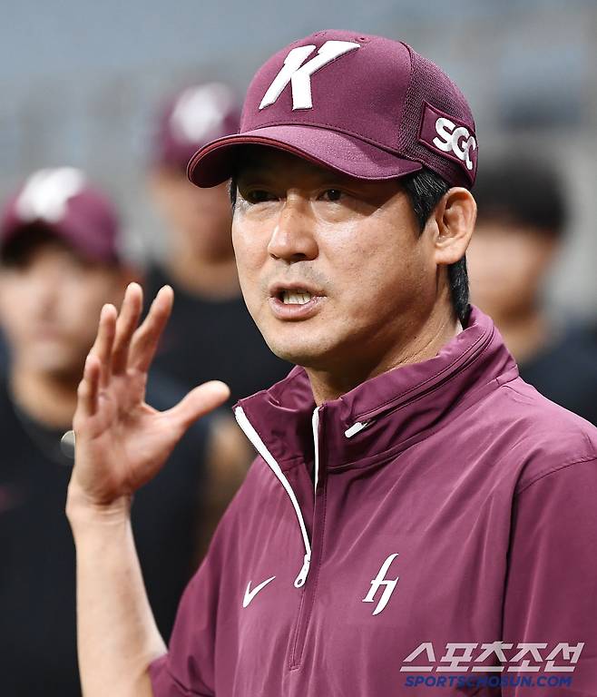 키움 히어로즈 설종진 감독대행이 15일 오후 서울 고척스카이돔에서 선수단과 첫 미팅을 했다. 설 대행이 선수들 앞에서 인사말을 하고 있다. 고척=정재근 기자 cjg@sportschosun.com/2025.7.15/