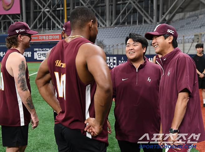 키움 히어로즈 설종진 감독대행이 15일 오후 서울 고척스카이돔에서 선수단과 첫 미팅을 했다. 설 대행이 외국인 선수들과 인사하고 있다. 고척=정재근 기자 cjg@sportschosun.com/2025.7.15/