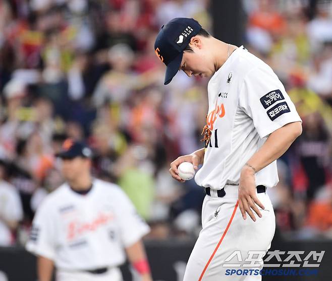 9일 대전 한화생명 볼파크에서 열린 한화와 KIA의 경기. 4회 KIA 김규성에게 1타점 2루타 허용 후 강판 당하는 한화 선발 엄상백. 대전=송정헌 기자songs@sportschosun.com/2025.07.09/