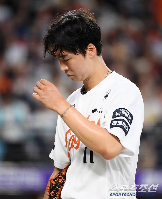 3일 대전 한화생명볼파크에서 열린 NC-한화전. 4회초 2사 1, 2루 김주원에게 적시타를 허용한 엄상백이 강판되고 있다. 대전=정재근 기자 cjg@sportschosun.com/2025.7.3/