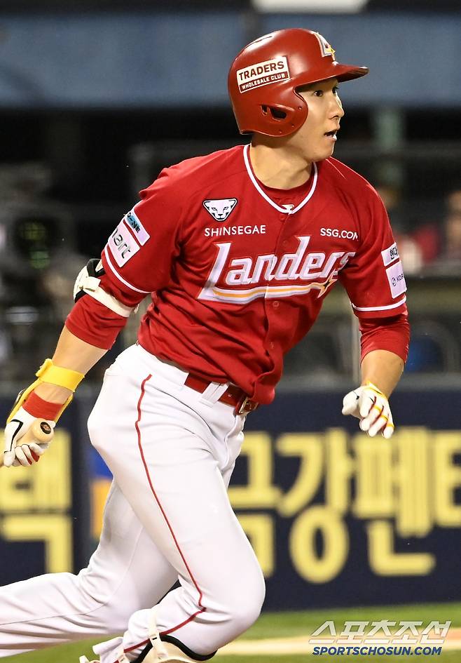 26일 잠실야구장에서 열린 SSG와 두산의 경기, 6회초 박성한이 2루타를 치고 있다. 잠실=허상욱 기자wook@sportschosun.com/2025.06.26/