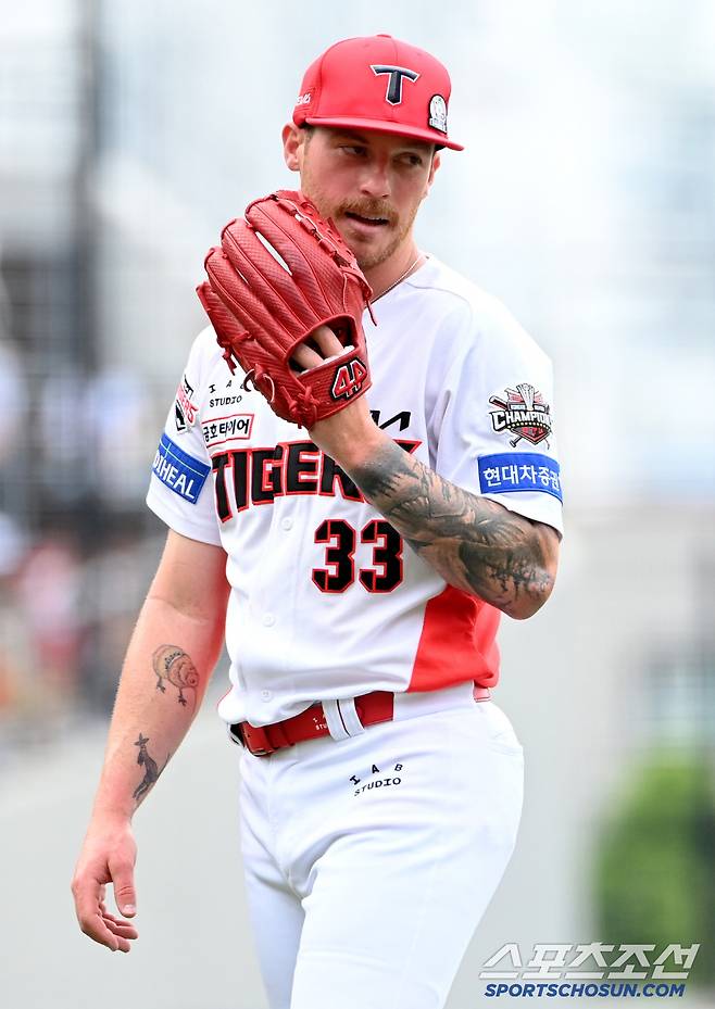7일 광주KIA챔피언스필드에서 열린 한화와 KIA의 경기, 3회초 KIA 올러가 한화 플로리얼의 내야땅볼을 처리하며 이닝을 끝낸 1루수 황대인과 이야기를 하고 있다. 광주=허상욱 기자wook@sportschosun.com/2025.06.07/