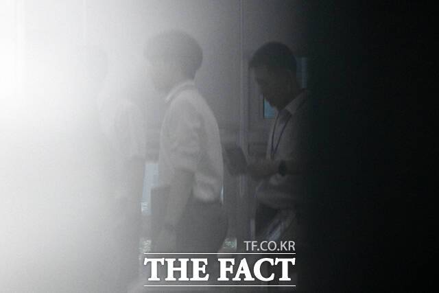 지난 8일 오후 '김건희 특검팀'이 윤상현 국민의힘 의원에 대한 압수수색을 실시한 가운데 서울 여의도 국회 의원회관 윤상현 의원 사무실에서 관계자들이 분주히 움직이고 있다. /남윤호 기자