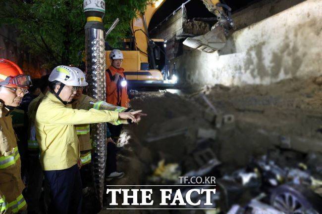 김동연 경기도지사가 16일 오후 옹벽이 무너져 1명의 인명 피해가 발생한 오산시 가장교차로에서 현장 지휘를 하고 있다. /경기도