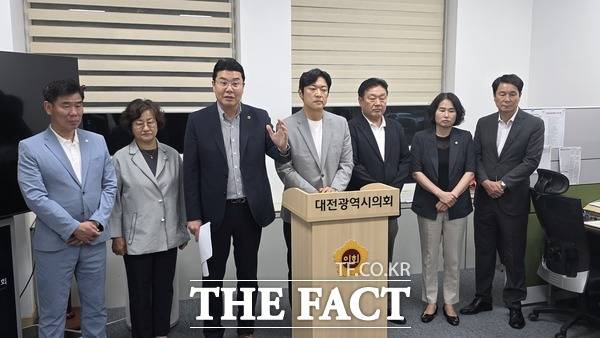 국민의힘 대전 동구 지역 시·구의원들이 17일 대전시의회에서 기자회견을 열고 장철민 더불어민주당 의원을 공개 비판했다./정예준 기자