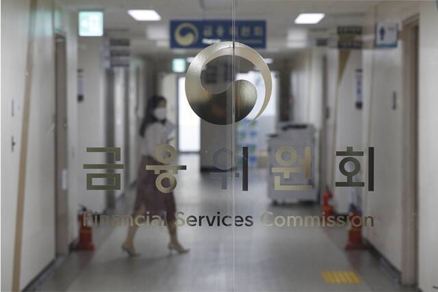 금융당국이 소상공인 대출이자와 수수료를 낮추기 위해 '금리경감 3종 세트' 도입을 추진한다. /뉴시스