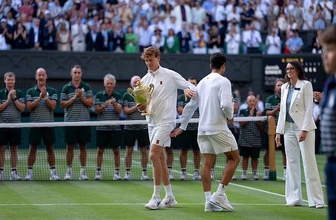 윔블던 시상식장에서 시너에게 챔피언 자리를 물려주는 알카라스(오른쪽) 사진/윔블던