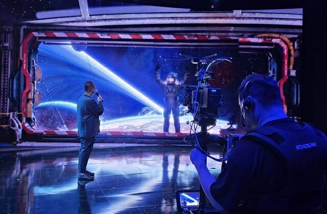 7월 16일 경기 분당구에서 오한기 네이버 리얼타임 엔진 스튜디오 리더가 가상 화면에 구현된 우주인과 인사하고 있다.