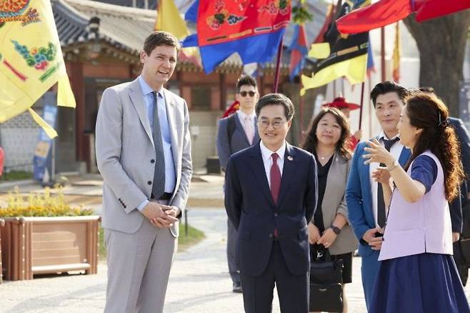 김동연 경기도지사는 지난 9일 자매결연 도시인 캐나다 브리티시 컬럼비아(BC)주의 데이비드 이비 수상을 만나 경제협력 방안을 논의했다. 연합뉴스