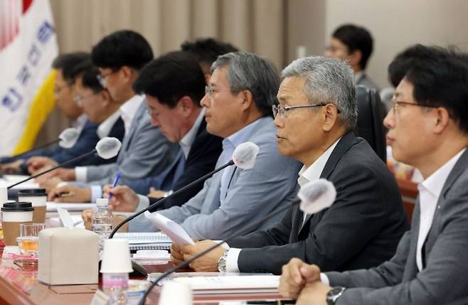 김동철 한전 사장(왼쪽 두번째)이 지난달 24~25일 나주 본사에서  전 경영진과 전국의 1차 사업소장들이 모두 참여하는 대토론회를 열고 에너지 고속도로 건설과 신기술 활성화 등 핵심 과제에 대한 심층 논의를 하고 있다.(사진제공= 한전)