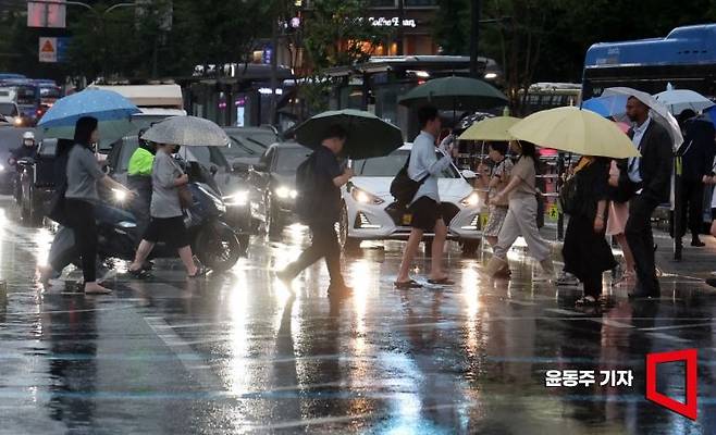 수도권과 중부지방을 중심으로 강한 비가 내린 17일 서울 광화문 사거리를 지나는 시민들이 우산과 장화 등으로 무장한체 발걸음을 서두르고 있다. 2025.07.17 윤동주 기자