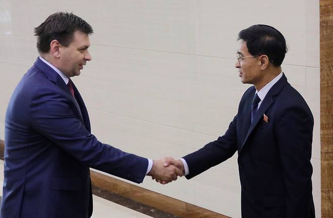 로만 쿠린(왼쪽) 러시아 비상사태부 차관이 14일 북한 평양에 도착해 북한 재난 관리부 차관의 환영을 받고 있다./AP 연합뉴스