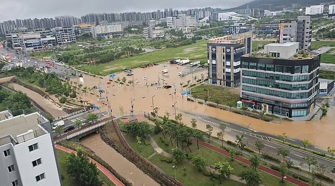 폭우가 내리고 있는 17일 오전 현재 충남 예산군 내포 일대 도로가 침수돼 있다./뉴스1