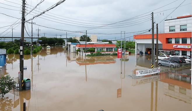 밤 사이 쏟아진 집중폭우로 침수 피해가 발생한 충남 예산군 삽교읍에서 주택가와 소방서 일부가 침수됐다. /뉴스1