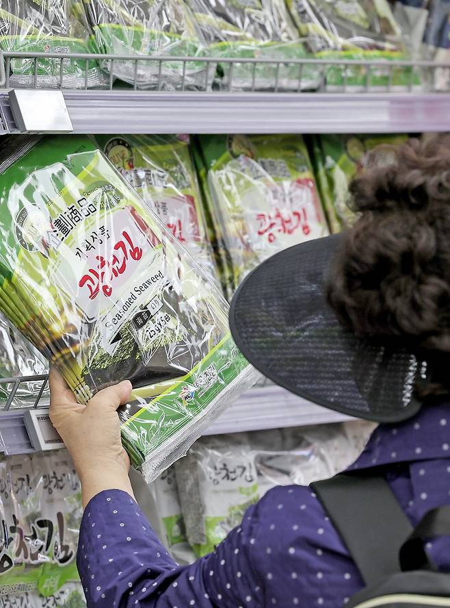 서울의 한 대형마트를 찾은 시민이 김을 구매하고 있다./뉴스1