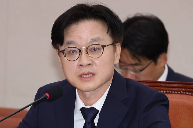 김정관 산업통상자원부 장관 후보자가 17일 국회 산업통상자원중소벤처기업위원회에서 열린 인사청문회에서 위원 질의에 답하고 있다. /연합뉴스