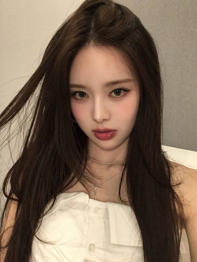 인스타그램 @izna_offcl