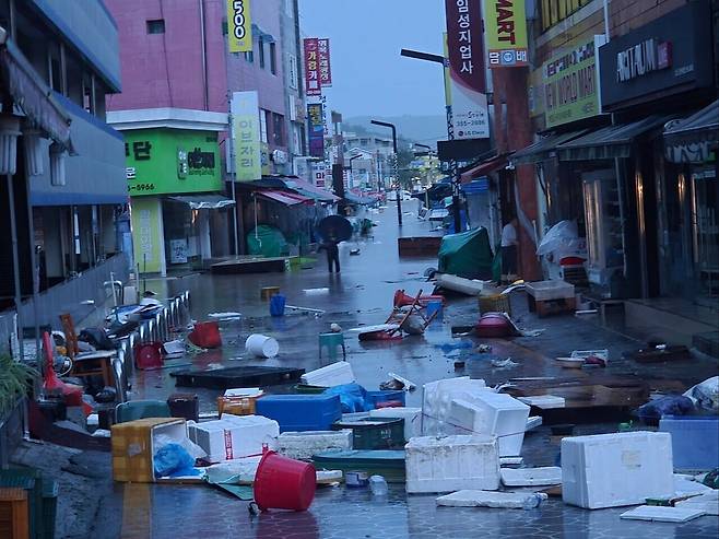 지난 16일 밤 충남 지역에 쏟아진 폭우로 17일 오전 5시 기준 당진의 누적 강수량이 361.5㎜를 기록한 가운데 당진 재래시장 바닥에 각종 집기, 스티로폼 박스, 양동이 등이 나뒹굴고 있다. 독자 제공