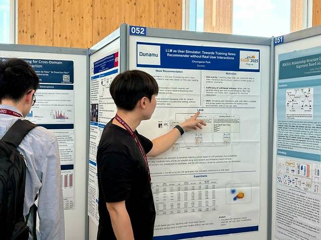 업비트 머신러닝팀이 지난 13~18일(현지시간) 이탈리아 파도바 센트로 콩그레스에서 열린 정보검색학회 ‘SIGIR 2025’에서 설명하는 모습. ⓒ두나무