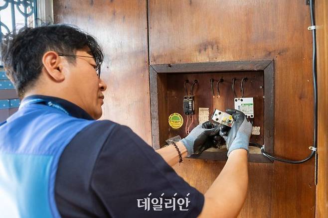 한국전기안전공사 관계자가 노후한 누전차단기 교체작업을 하고 있다.ⓒ전기안전공사